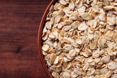 Kahverengi Clay Bowl 'da kuru yulaf ezmesi. Yakın plan.