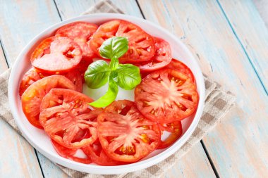 Beyaz tabakta domatesli yaz salatası ve fesleğen, Akdeniz mutfağı