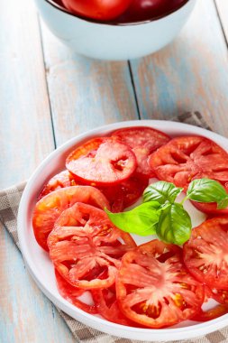 Beyaz tabakta domatesli yaz salatası ve fesleğen, Akdeniz mutfağı