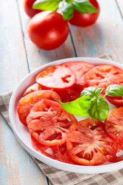 Beyaz tabakta domatesli yaz salatası ve fesleğen, Akdeniz mutfağı