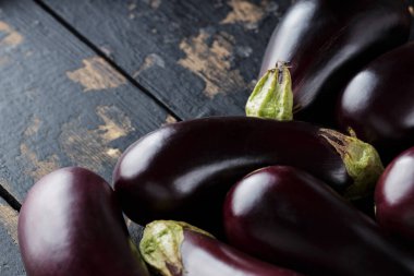 Kırsal Ahşap Yüzeyde Ev Yapımı Mor Patlıcanlar, Organik Ekolojik Gıda, Kopya Uzay