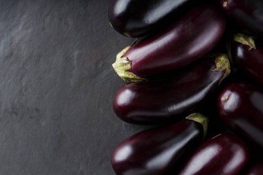 Karanlık Arkaplanda Taze Hasat Edilmiş Patlıcan Yığını, Organik Ekolojik Gıda, Kopya Alanı, Üst Görüş