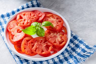 Beyaz Tabakta Taze Fesleğenle Domates Dilimleri, Akdeniz Mutfak Ayarları