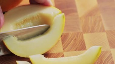 Ahşap kesim tahtasında Şef 'in Bıçağı ile Sarı Kavun' u dilimleme, Yakın çekim