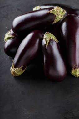 Karanlık Arkaplanda Mor Patlıcan Yığını Sürdürülebilir Hasat ve Ekolojik Pişirme