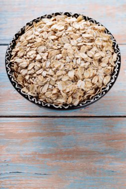 Bir kase pişmemiş yulaf gevreği Rustik ahşap yüzeye yerleştirildi, Üst Görünüm, Kopyala Uzay