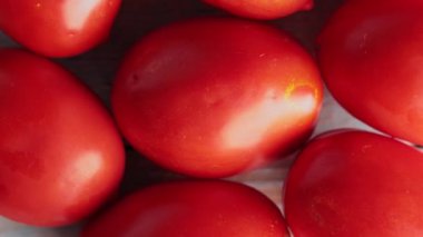 Tahta Tahta Tahtalardaki Olgun Kırmızı Domatesler, Sebze Hasadı Konsepti, Üst Görünüm Kamera Hareketi