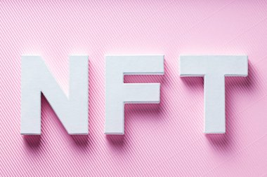 Pembe Çapraz Çizgili Arkaplan, Kripto Sanat Konsepti, Üst Görünüm Üzerine NFT Beyaz Harfleri