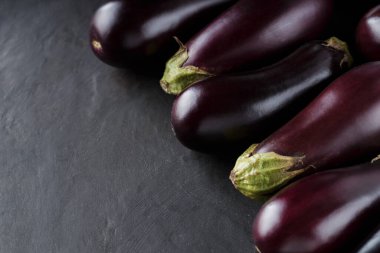 Kırsal Ekonomi ve Organik Çiftçilik için Karanlık Yüzeyde Taze Çiftlikten Masaya Patlıcanlar, Üst Görüş, Kopyalama Alanı