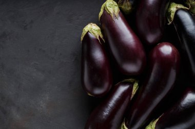 Kırsal Ekonomi ve Organik Çiftçilik için Karanlık Yüzeyde Taze Çiftlikten Masaya Patlıcanlar, Üst Görüş, Kopyalama Alanı