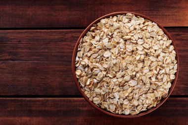 Kahverengi tahta tahtalarda çiğ yulaf gevreği, sağlıklı gıda konsepti, kopyalama alanı.