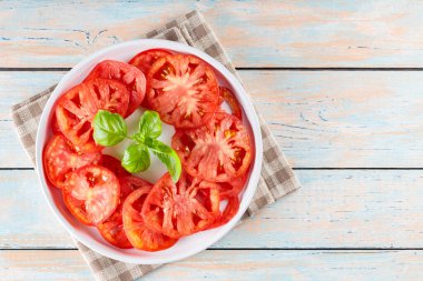 Taze Domates Dilimleri ve Basil Yaprakları Beyaz Tabakta, Kırsal Ahşap Arkaplan, Üst Görünüm, Uzayı Kopyala