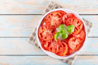 Taze Domates Dilimleri ve Basil Yaprakları Beyaz Tabakta, Kırsal Ahşap Arkaplan, Üst Görünüm, Uzayı Kopyala