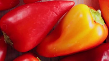 Organik Renkli Çiğ Kırmızı, Turuncu ve Sarı Çan Biberleri, Yerel Çiftlik Hasadı, Üst Görünüm Kamera Hareketi