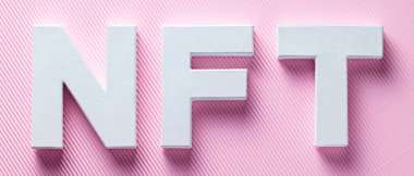 Pembe Arkaplanda İade Edilemez Jeton, Üst Görünüm