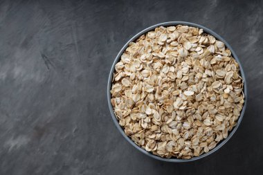 Vejetaryen Kahvaltısı ve Kilo Verme İçin Pişmemiş Yulaf Kasesi, Boşluğu Kopyala