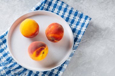 Mavi Damalı Peçete ile Beyaz Tabakta Taze Şeftali, Anlaşıldı Boşluk