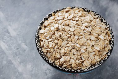 Gri Beton Arkaplanda Ham Gevrek Yulafı, Boşluğu Kopyala