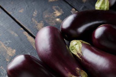 Karanlık Arkaplanda Olgun Patlıcan Yığını, Patlıcan Hasatı, Kopyalama Uzayı