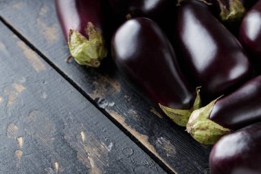 Karanlık Arkaplanda Olgun Patlıcan Yığını, Patlıcan Hasatı, Kopyalama Uzayı