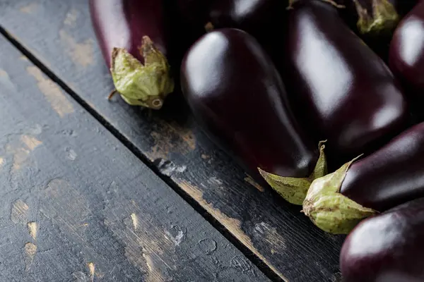 Karanlık Arkaplanda Olgun Patlıcan Yığını, Patlıcan Hasatı, Kopyalama Uzayı