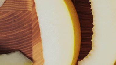 Tahta kesim tahtasında dilimlenmiş olgun sarı kavun, Üst Görünüm