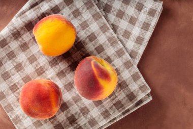 Bej Damalı Peçetedeki Taze Şeftaliler, Boşluğu Kopyala