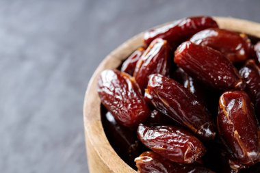 Karanlık Arkaplanda Kurumuş Tarihler, Sağlıklı ve Organik Orta Doğu Atıştırması, Boşluğu Kopyala