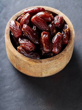 Karanlık Arkaplanda Kurumuş Tarihler, Sağlıklı ve Organik Orta Doğu Atıştırması, Boşluğu Kopyala