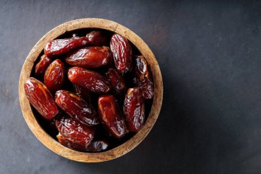 Karanlık Arkaplanda Kurumuş Tarihler, Sağlıklı ve Organik Orta Doğu Atıştırması, Boşluğu Kopyala