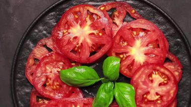 Dilimlenmiş Kırmızı Domates ve Taze Basil Siyah Tabakta Salata Yaprakları, Üst Görünüm Kamera Hareketi