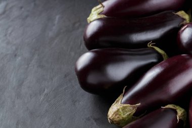 Sürdürülebilir Vejetaryen Aşçılığı İçin Karanlık Yüzeyde Yeni Hasat Edilen Patlıcanlar, Boşluğu Kopyala