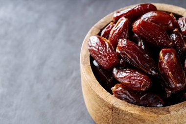 Karanlık Arkaplanda Tahta Kasede Kurumuş Tarihler, Üst Görünüm, Boşluğu Kopyala