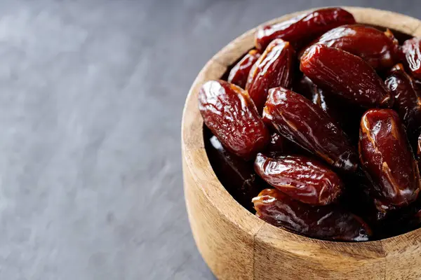 Karanlık Arkaplanda Tahta Kasede Kurumuş Tarihler, Üst Görünüm, Boşluğu Kopyala