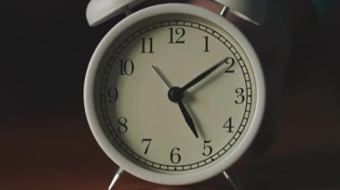 Beyaz Mekanik Klasik Alarm Saatleri Çemberde Hareket Ediyor, Zamanın Geçişi