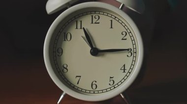 Beyaz Mekanik Klasik Alarm Saatleri Çemberde Hareket Ediyor, Zamanın Geçişi