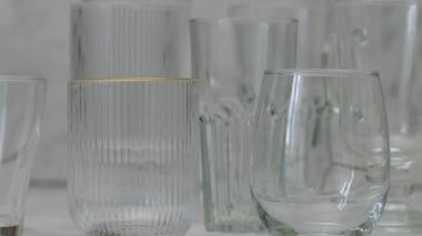 Gri Arkaplan 'da Boş Şeffaf Cam İçme Kalıbı Koleksiyonu, Yukarı Kaydırma Kamera Hareketi