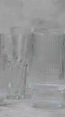 Gri Yüzeyde Altın Çember Detaylı Cam İçecekler Koleksiyonu, Dikey Görüntü
