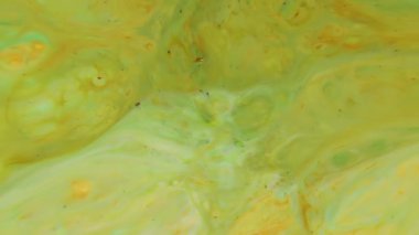 Sarı ve Yeşil Sıvı Boyaların Dinamik Hareketi, Soyut Akışkan Sanat Arkaplanı