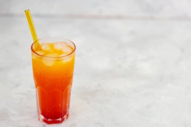 Gri Arkaplanda Sarı Kamışlı Kirli Soda, Boşluğu Kopyala