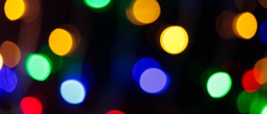 Renkli Bokeh Arkaplanı. Karanlık Gece Arkaplanında Bulanık Yeşil Mavi Turuncu Işıklar.