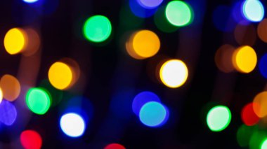 Renkli Bokeh Arkaplanı. Karanlık Gece Arkaplanında Bulanık Yeşil Mavi Turuncu Işıklar.
