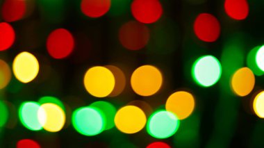 Renkli Bokeh Arkaplanı. Karanlık Gece Arkaplanında Bulanık Yeşil Mavi Turuncu Işıklar.