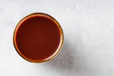 Gri zemin üzerinde altın çerçeveli kakao içeceği, Boşluğu Kopyala, Üst Görünüm