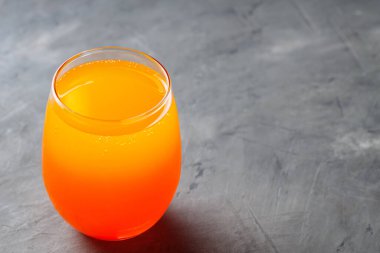 Orange Gradient Kirli Gazoz Gri Beton Yüzeyde Köksüz Cam, Anlaşıldı Uzay