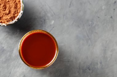 Gri Beton Arkaplanda Kakao İçeceği ve Kakao Tozu, Kopyala Uzay