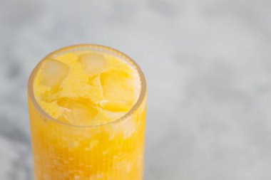 Gri Arkaplanda Büyük Bardakta Buzlu Portakal Kirli Soda, Moda İçeceği Konsepti, Uzayı Kopyala