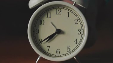 Beyaz Mekanik Klasik Alarm Saatinin Kapanışı Eller Çember, Geçici Zaman Kavramında Dönüyor