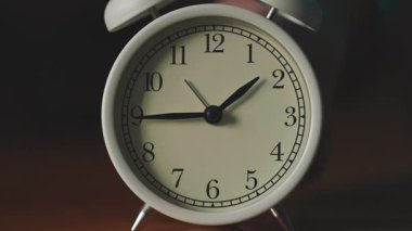 Beyaz Mekanik Klasik Alarm Saatinin Kapanışı Eller Çember, Geçici Zaman Kavramında Dönüyor