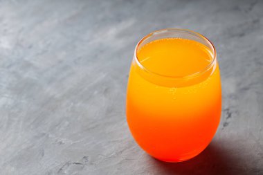 Kirli Soda Gri Beton Arkaplanda Şeffaf Cam, Moda Karbonatlı İçecek, Boşluğu Kopyala